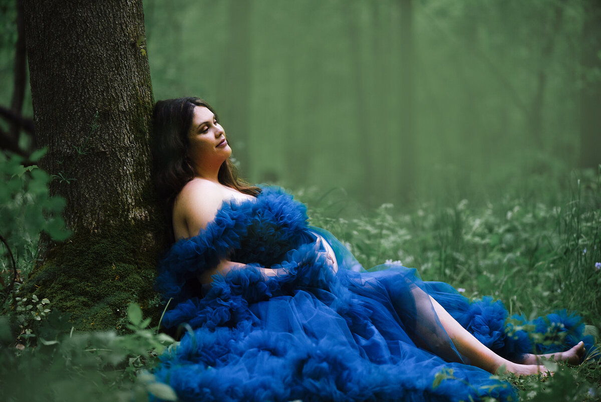 outdoormaternitysessionbluedressforest_2