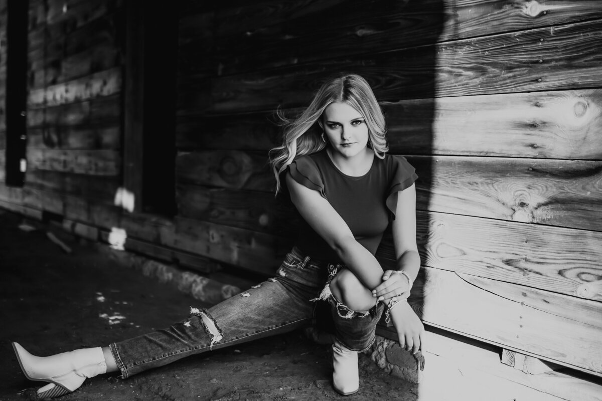 NW KANSAS BARN SENIOR SESSION