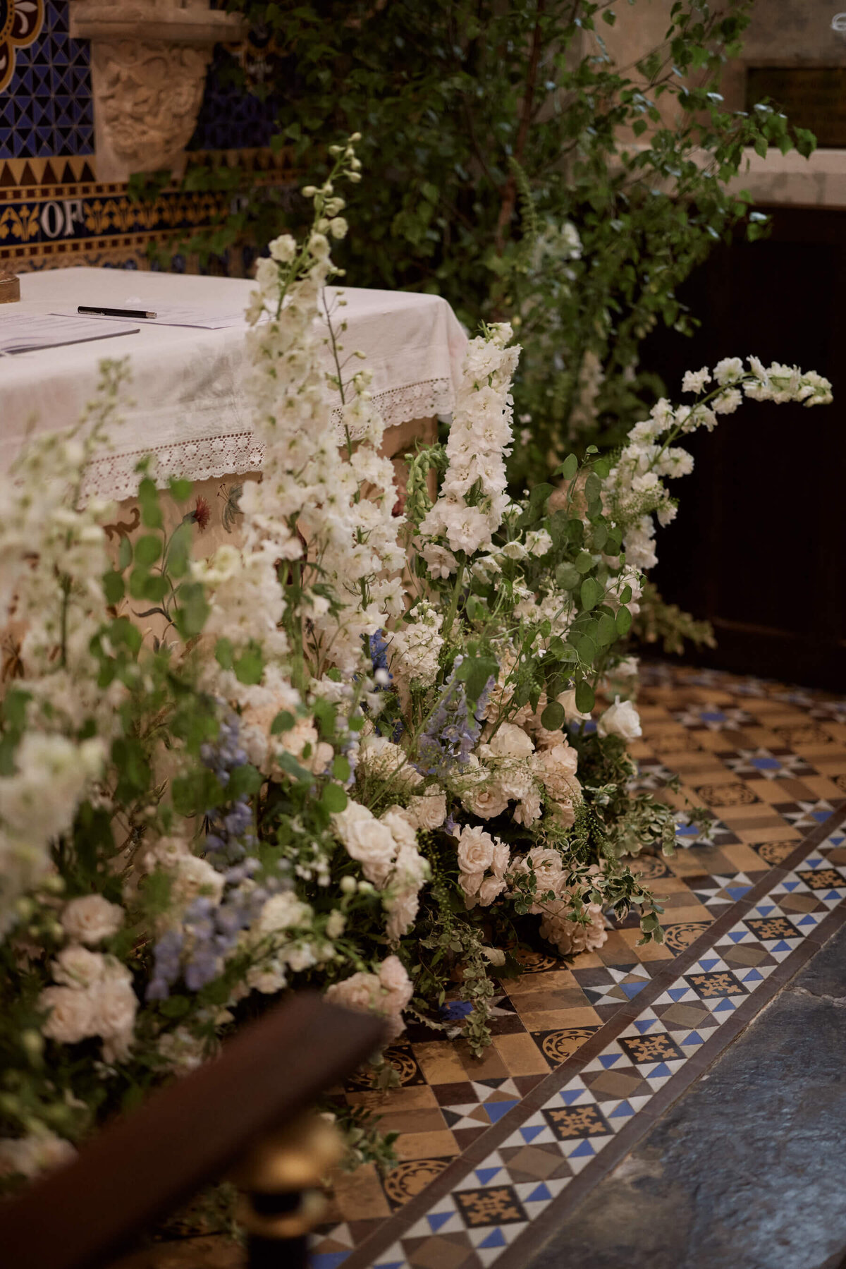 marquee wedding flowers10
