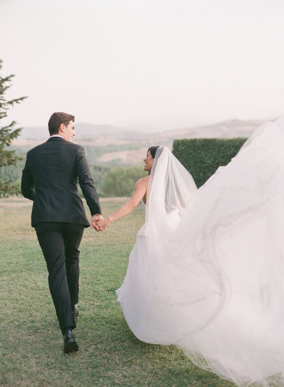 30-Tuscany-wedding-Villa-di-Ulignano-couple-portraits-Alexandra-Vonk-photography