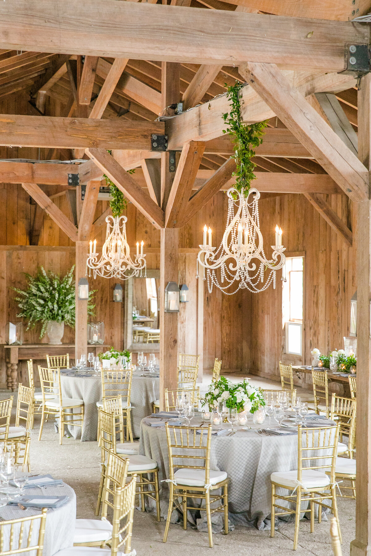 Table set-up at a Boone Hall Plantation elegant spring soiree wedding  |  Charleston wedding photographer Dana Cubbage Weddings