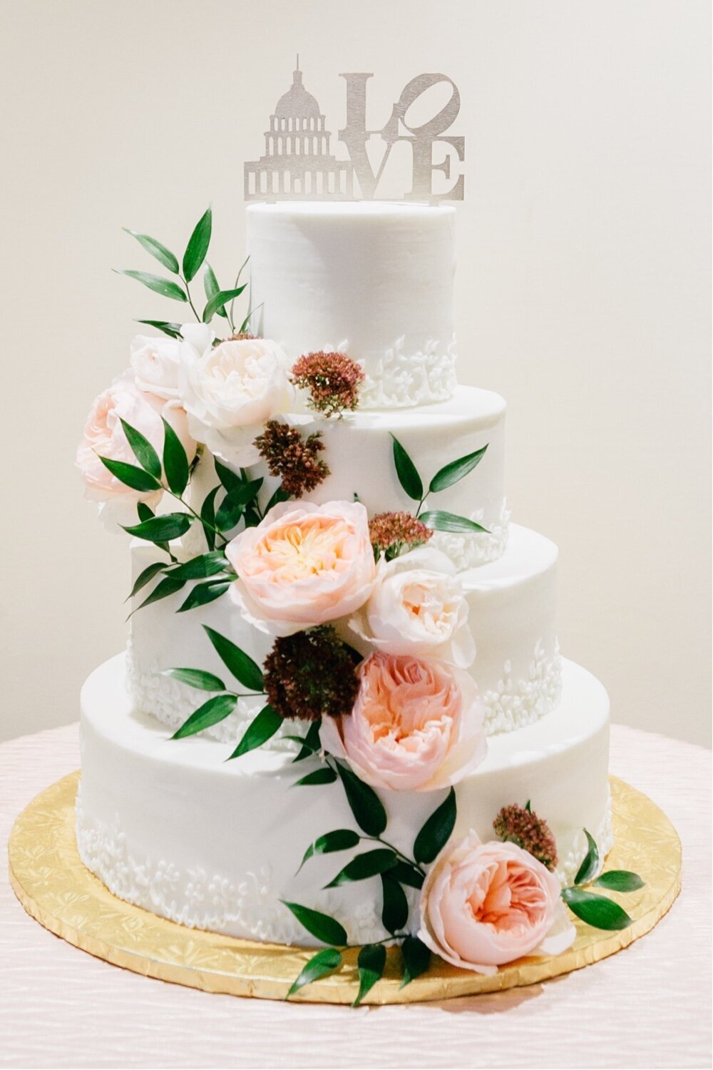 222_wedding-cake_white-wedding-cake-and-flowers