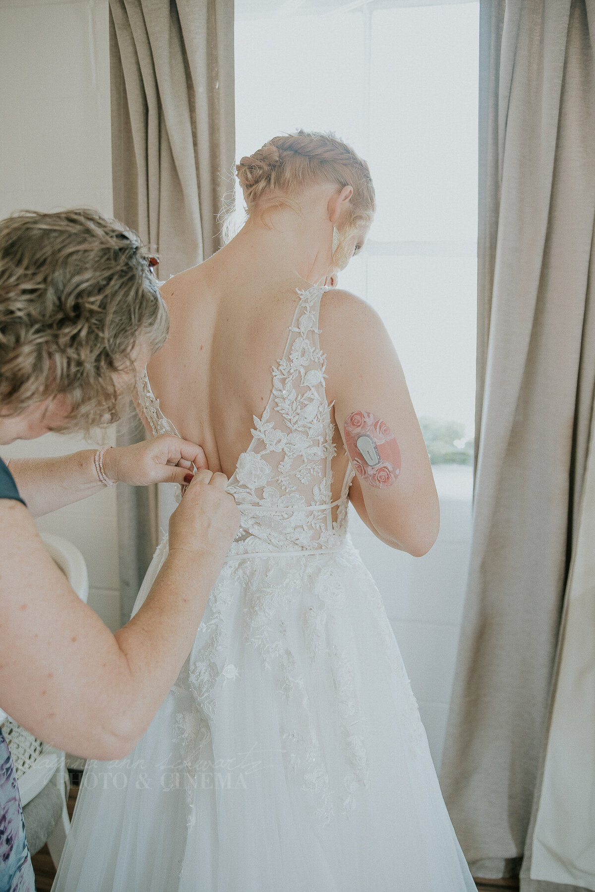 getting ready _ alaynna ann schwartz _ harpors vinyard _ iowa photographer _ playlife photography_0302