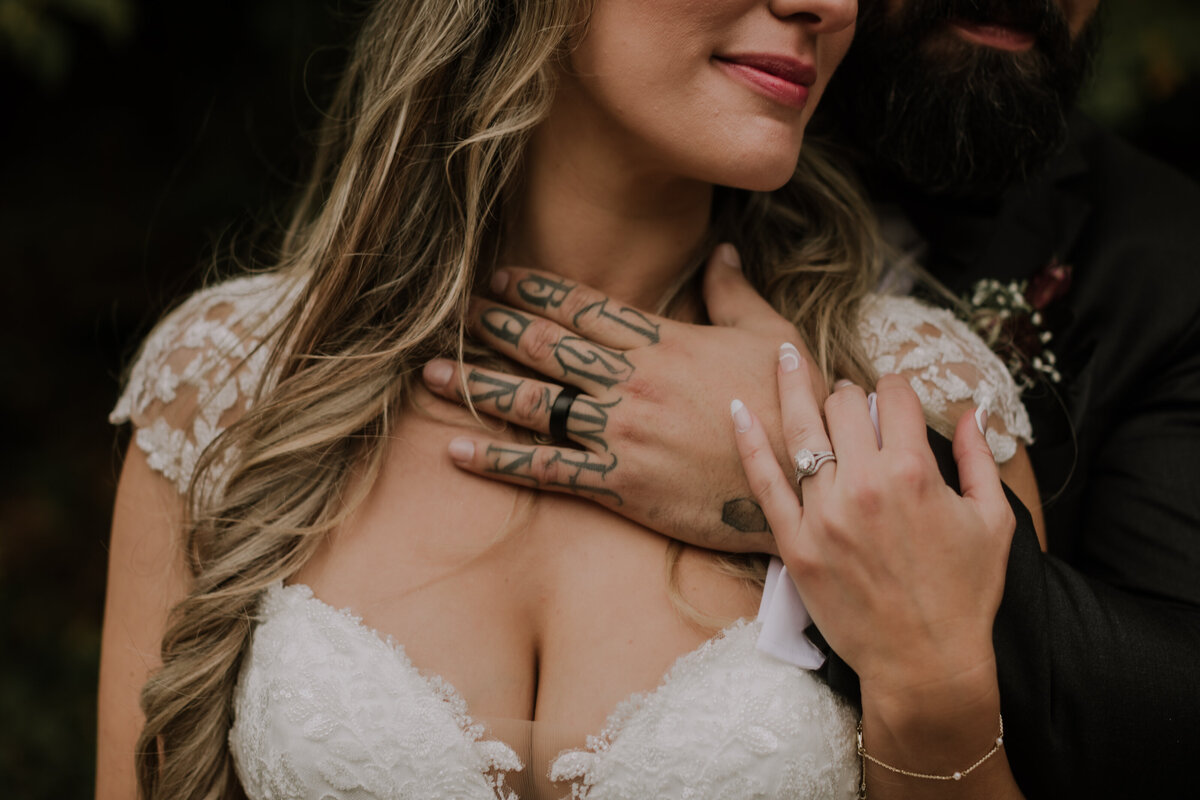 alana-andrew-wedding-cottage-fall-autumn-algonquin-sundridge-16