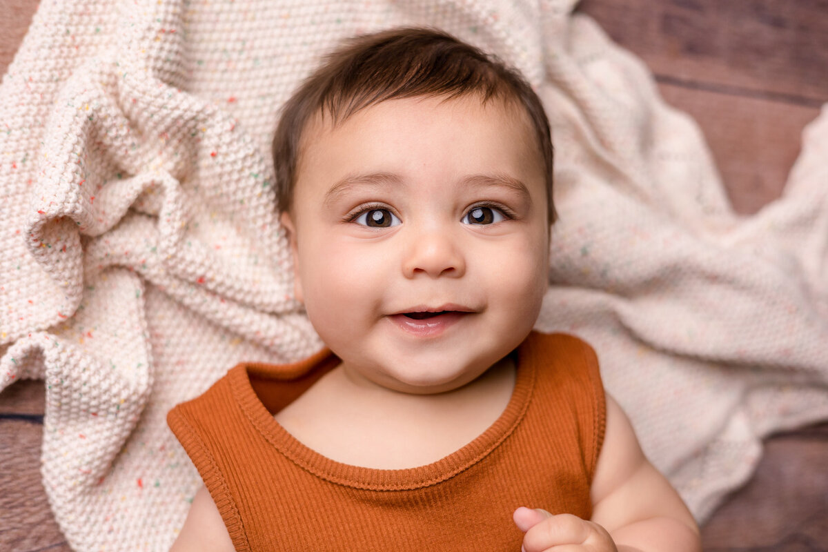 in-home-six-month-milestone-photography-session-Lexington-KY-photographer