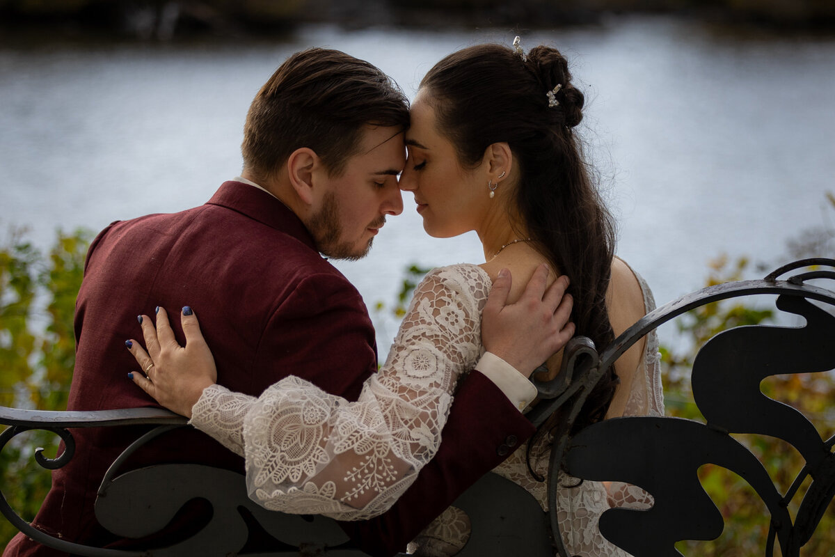Couple de jeunes mariés sur un banc Canal LaChine Montréal