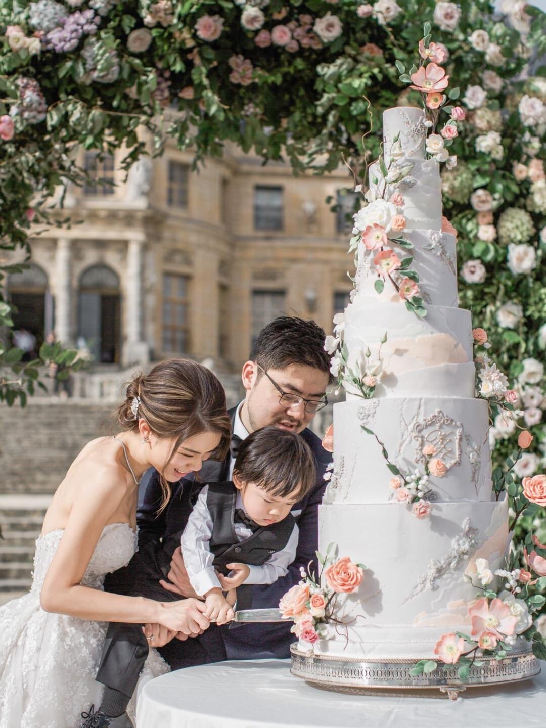 Fairytale Castle Wedding Chateau de Vaux-le-Vicomte France by @alejandrapoupelevents 21