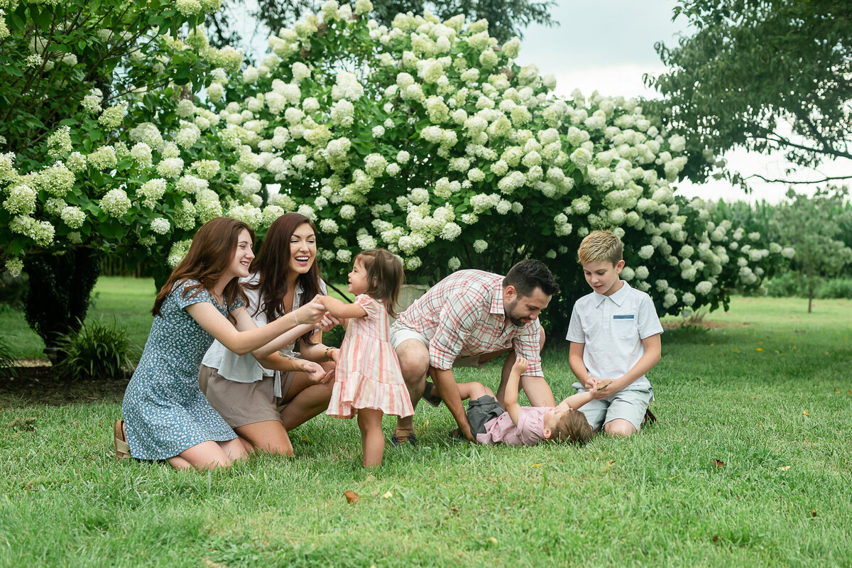 Bowling Green KY photographer: A family playing together in front of Hydrangeas.
