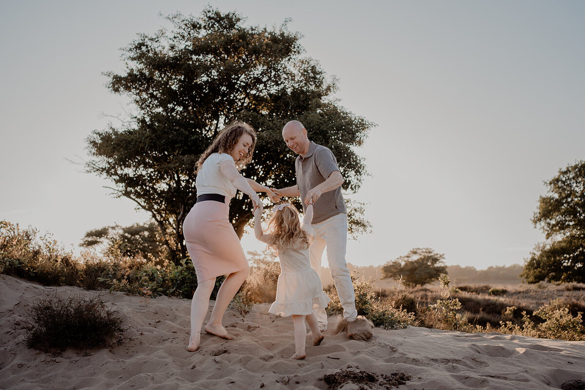 ontspannen-fotoshoot-gezin-laren-liefde-emotie.5