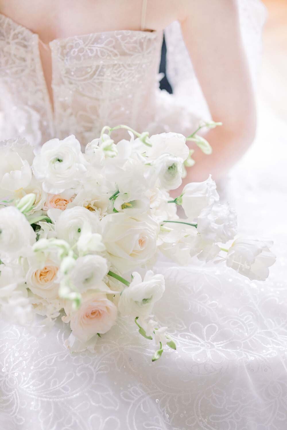 Parisian couture wedding in Black and White at chateau de Bonaventure Paris Veronique Lorre floral designer Aude lucas21