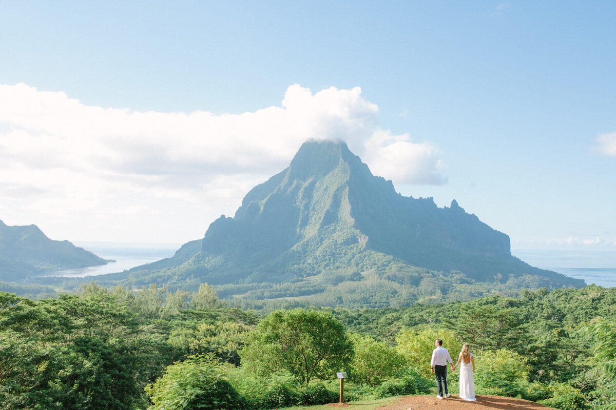 Les mariés au Belvédère de Moorea avec vue panoramique