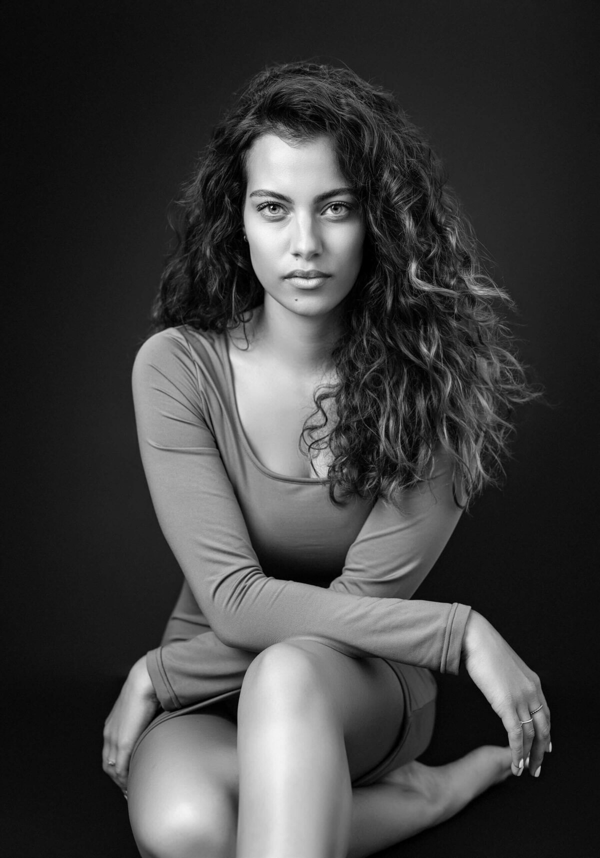 woman-classic-portrait-black-and-white-017