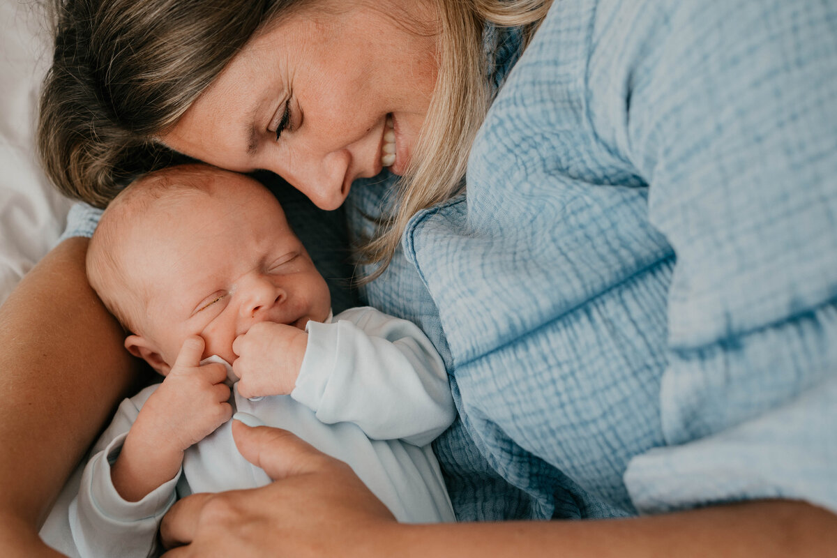 Newbornshoot door Leukfotografie in Amsterdam, Zaandam, Landsmeer, Oostzaan en Purmerend – zachte, liefdevolle babyfoto’s-24