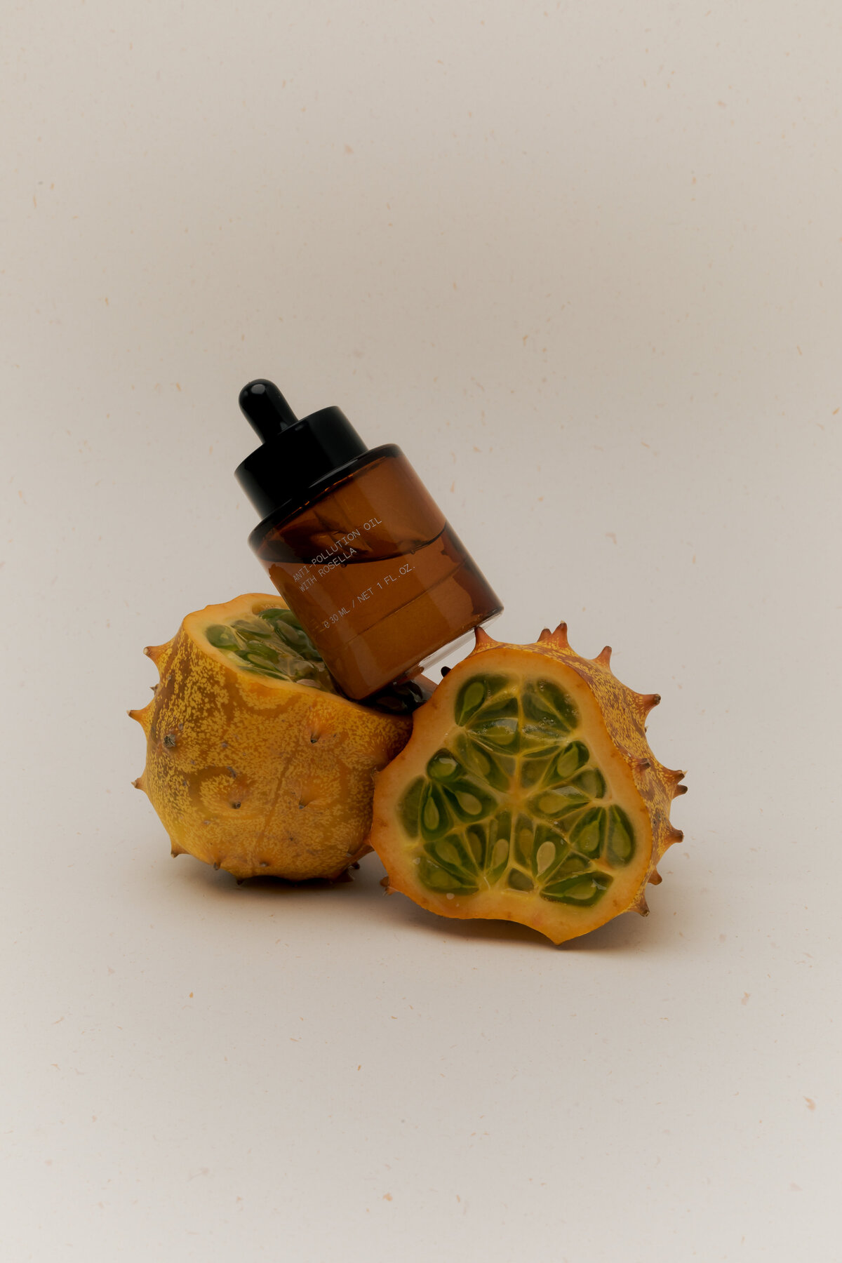 kaboompics_natural-skincare-oil-with-exotic-fruit-fresh-kiwano-backdrop-37546
