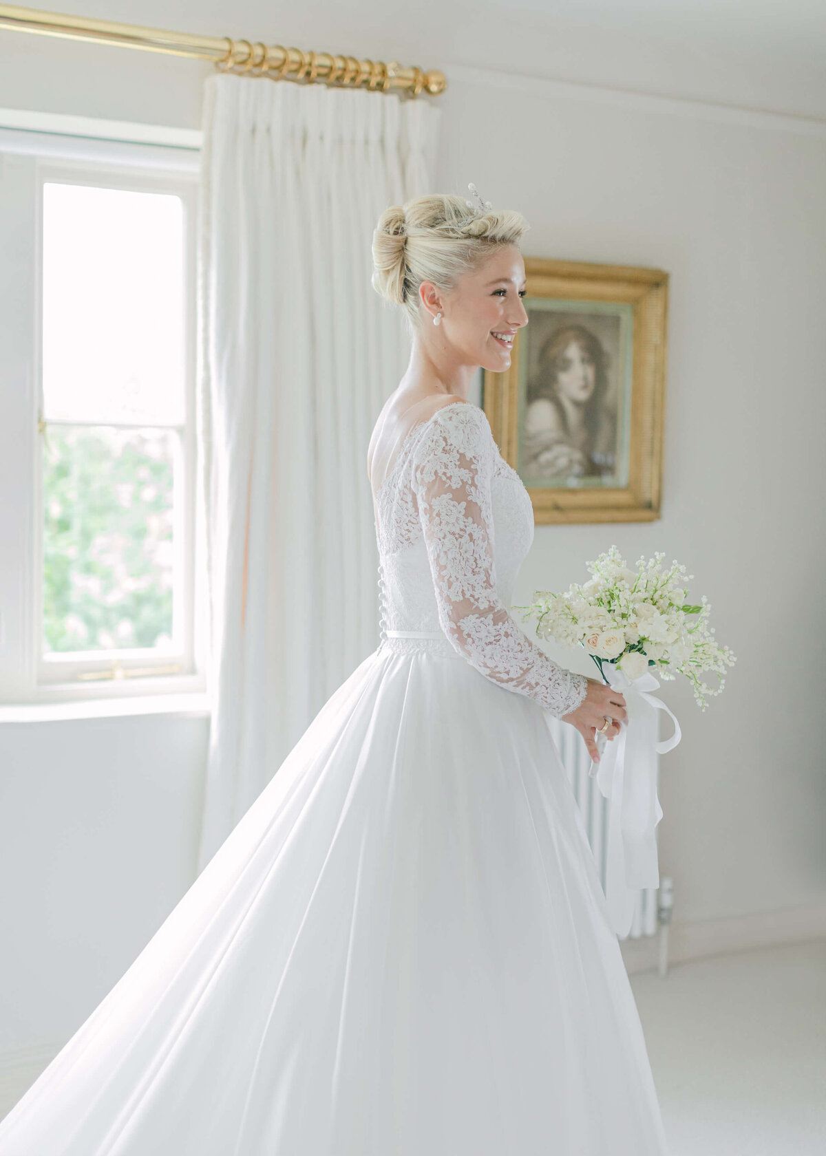 chloe-winstanley-weddings-suzanne-neville-lace-bouquet