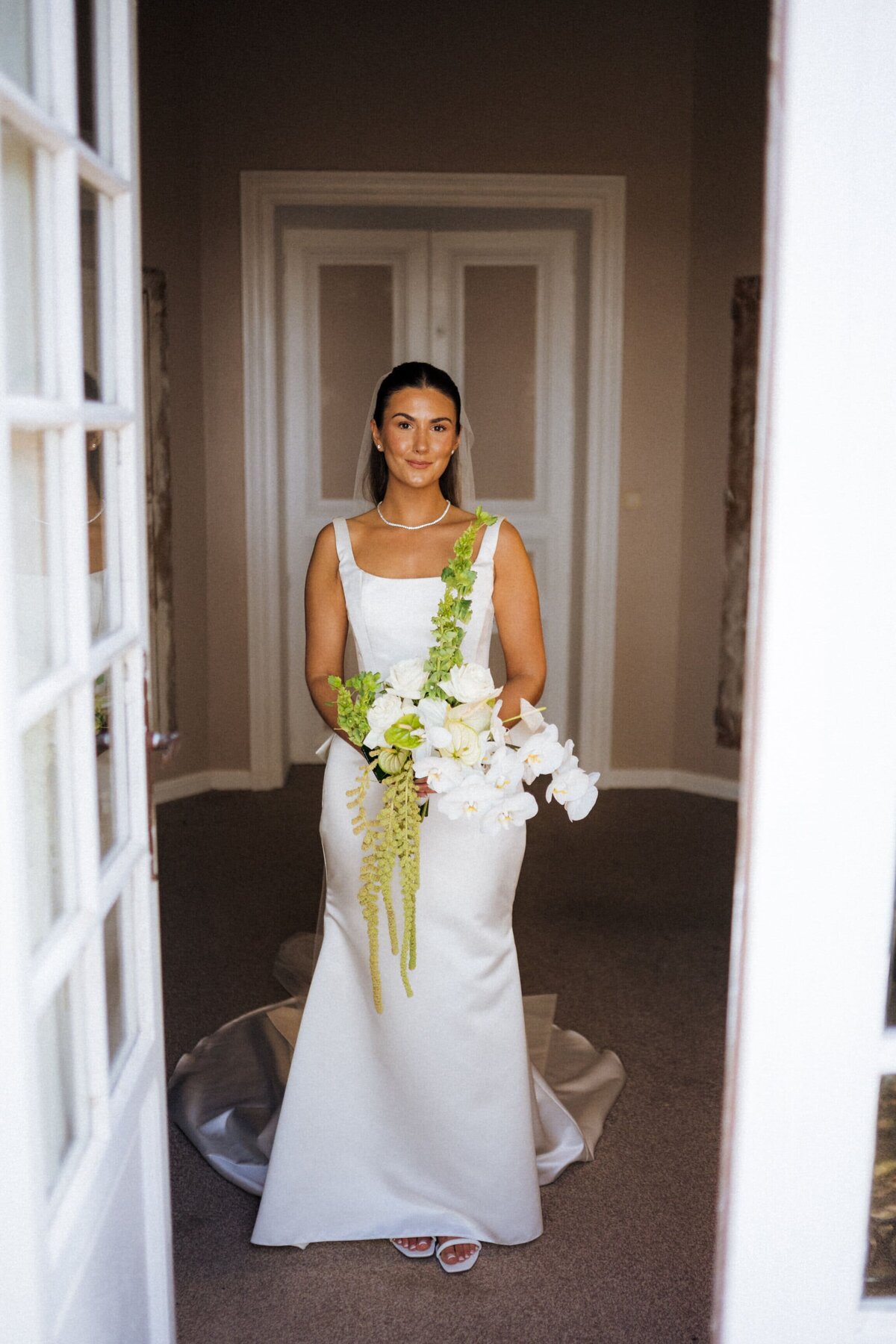 bride-with-bridesmaids-getting-ready-room-france8