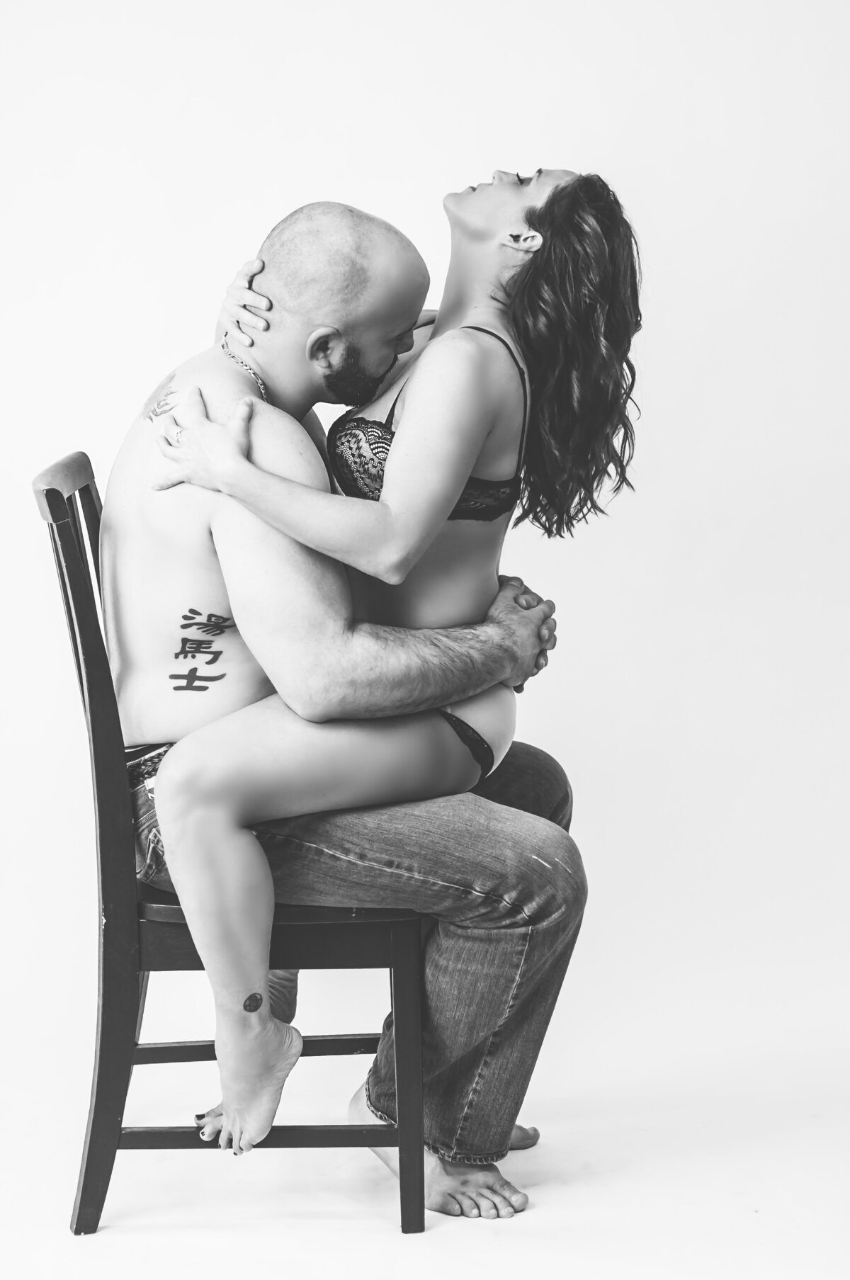 boudoir photo couple on chair in black and white
