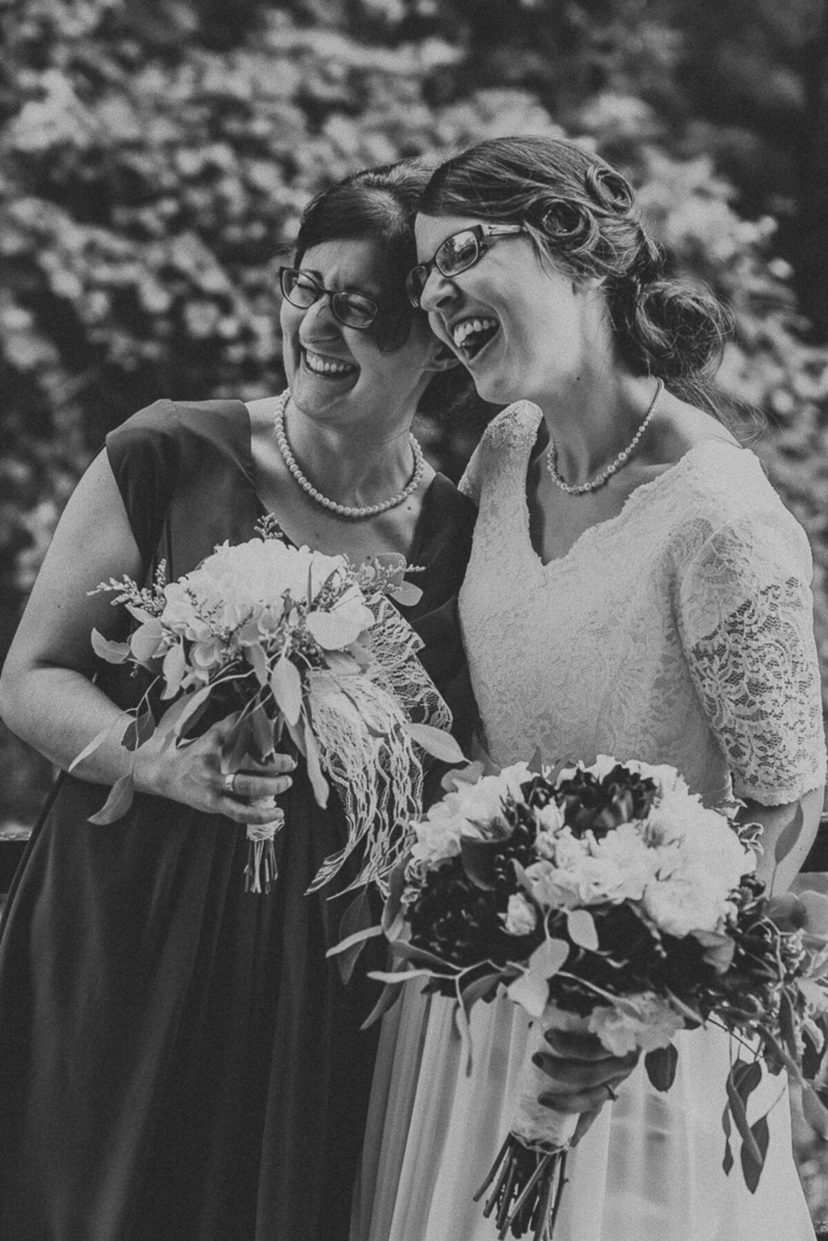 wedding bridal party | Iowa wedding photographer | Iowa Photographer | Playlife | Cedar Rapids | Iowa City | Kalona | Alaynna Ann Schwartz-31