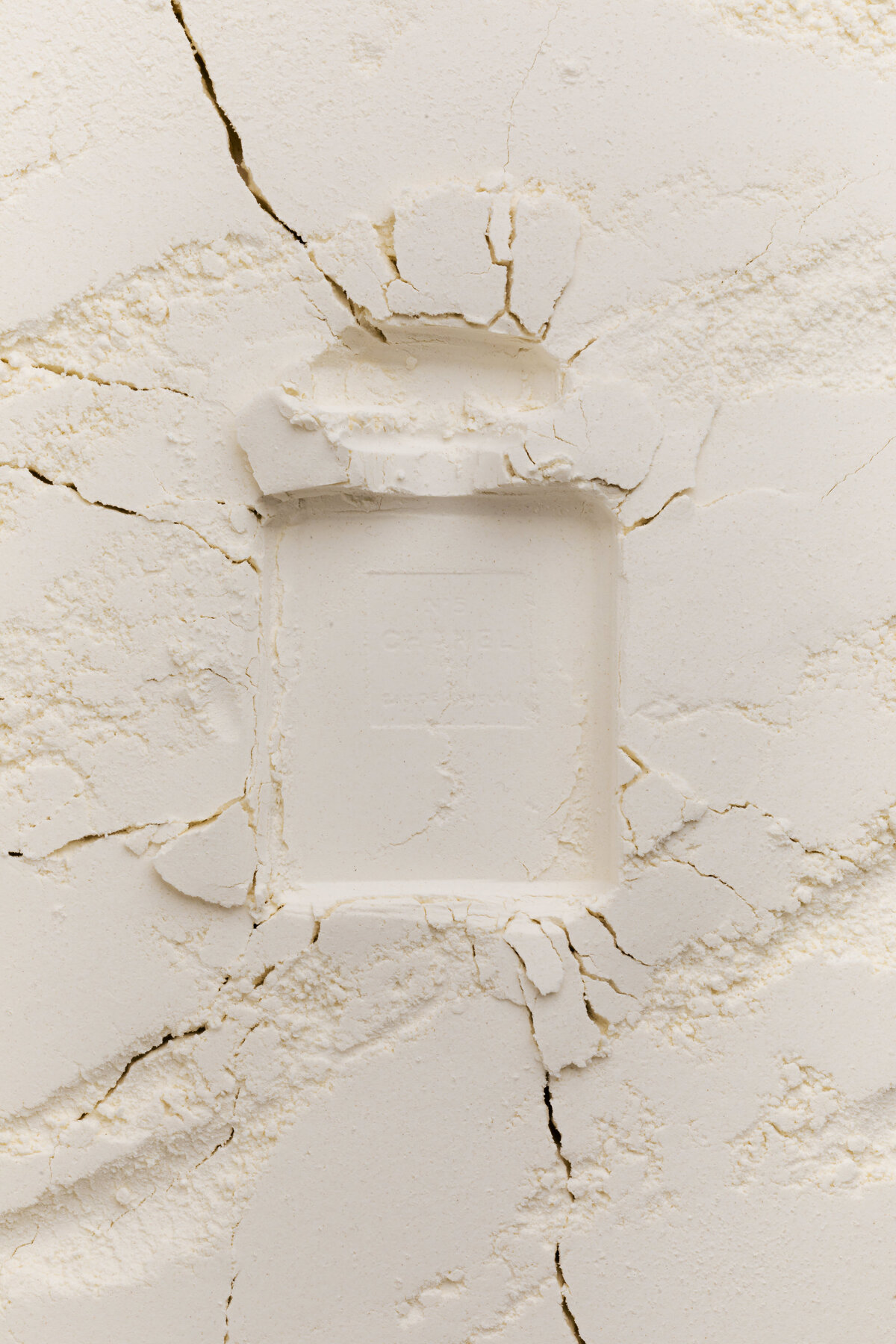 kaboompics_perfume-imprint-in-cracked-flour-texture-37538