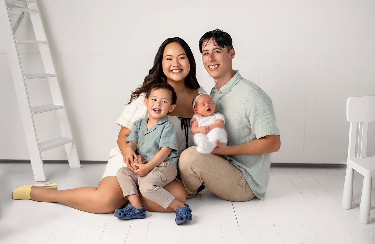 Nuclear family newborn photoshoot seattle