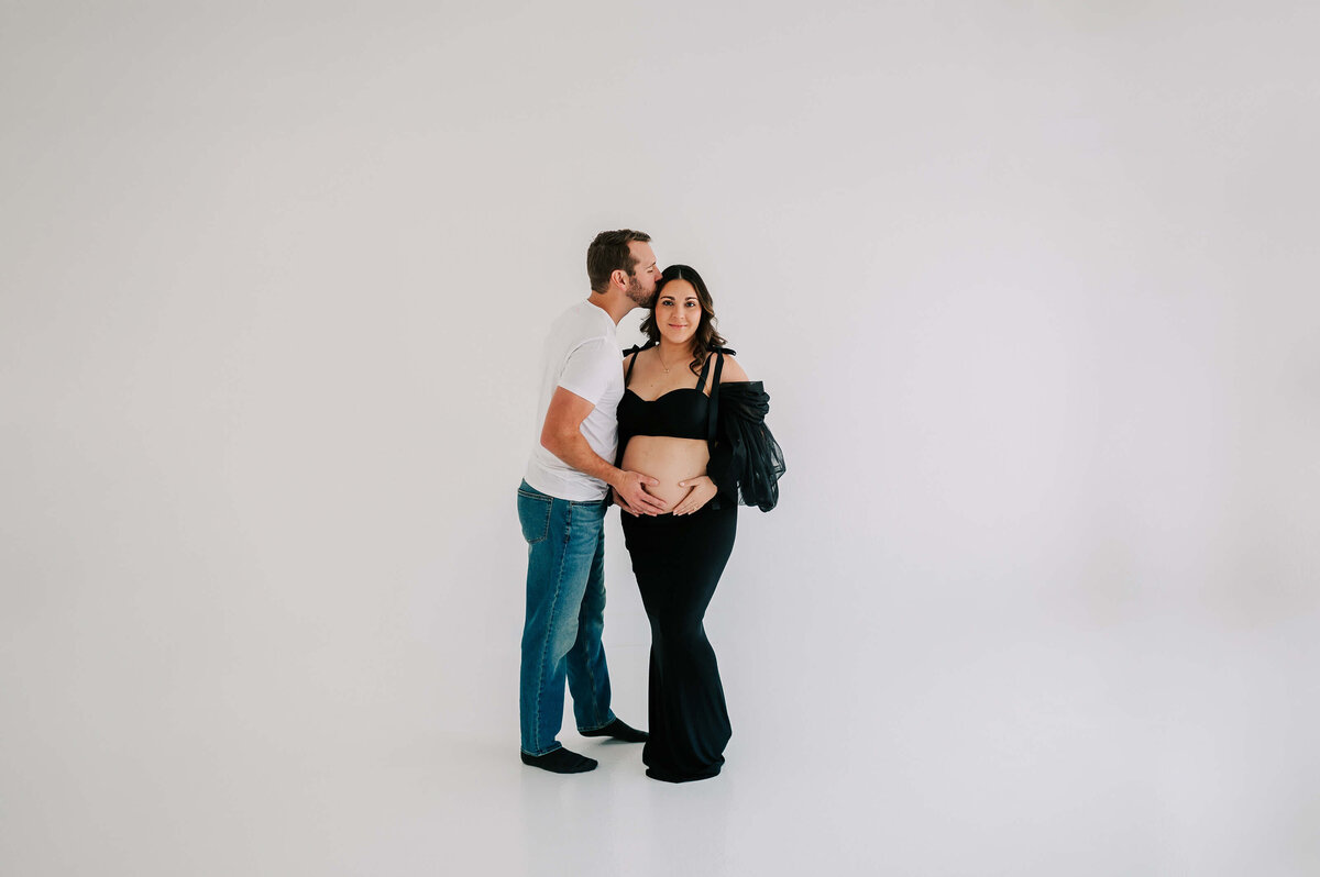 Springfield Mo maternity photographer Jessica Kennedy of The XO Photography captures pregnant couple holding baby bump