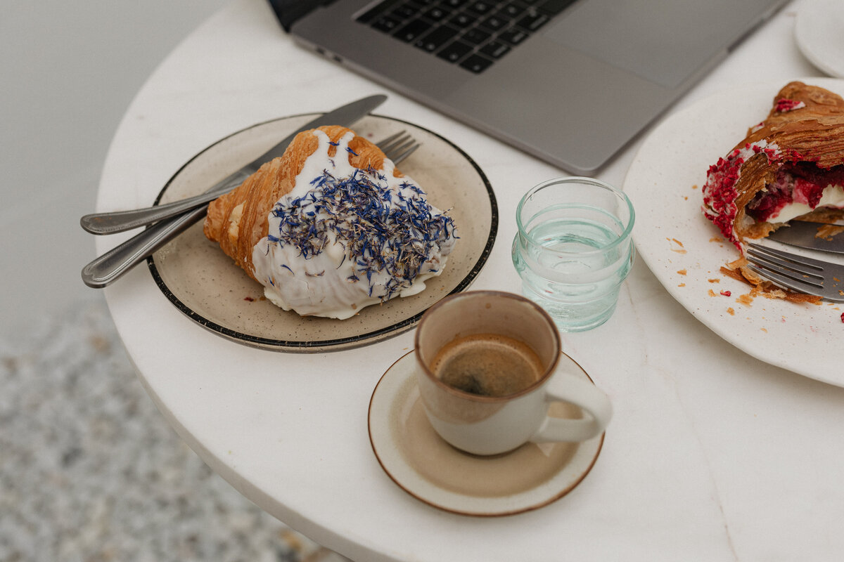 kaboompics_morning-meetings-working-in-coffeehouse-with-coffee-and-croissants-33626