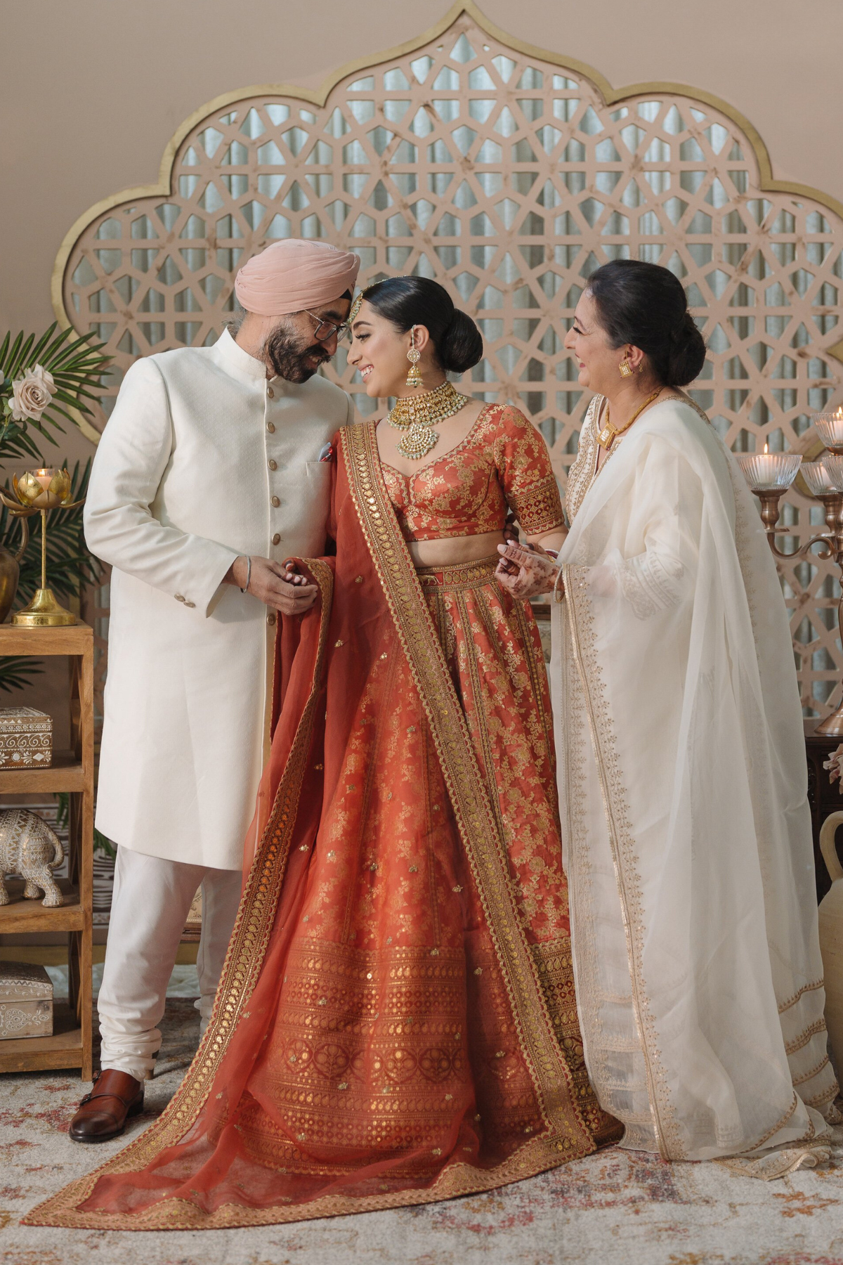 sikh-wedding-outdoor-bride-peach-lehenga-father-mother-daughter