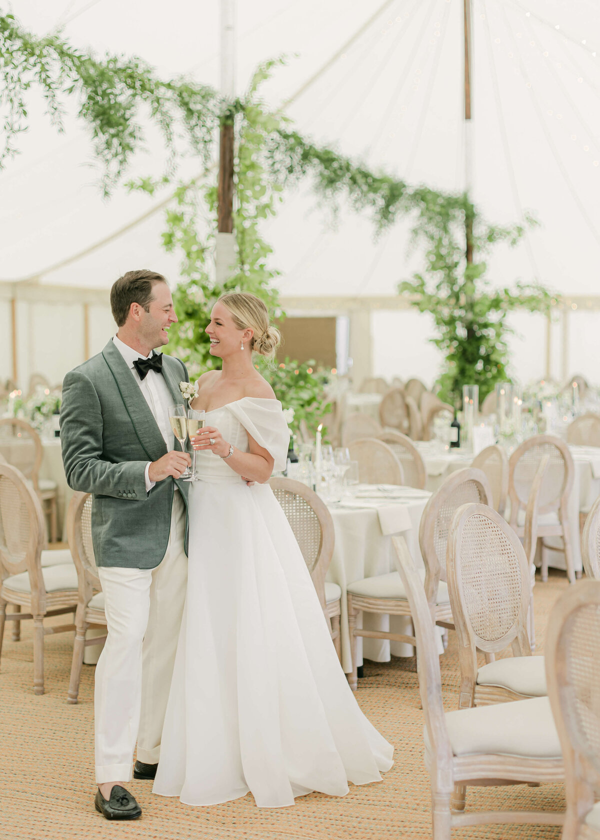 chloe-winstanley-weddings-cotswolds-cornwell-manor-sailcloth-sperry-tent-couple