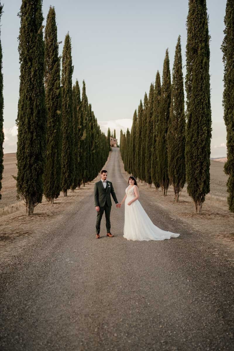 Mariage à l’étranger en Toscane, en Italie, dans un cadre champêtre et élégant entre cyprès, collines et lumière dorée.