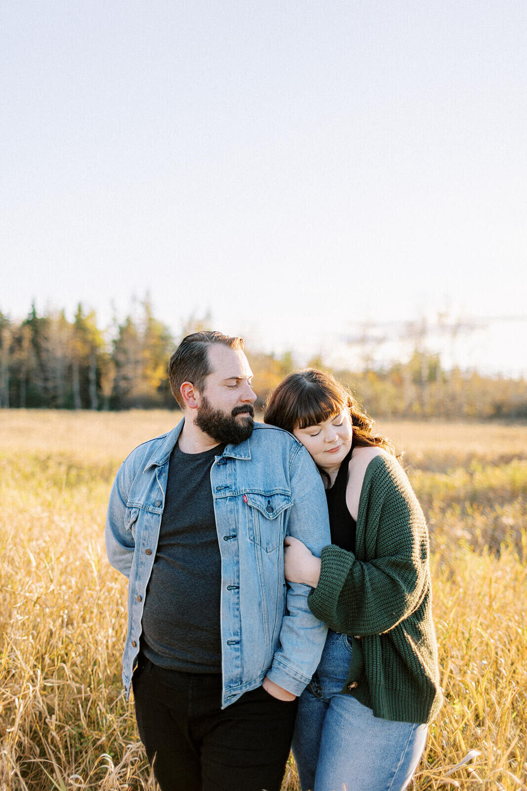 woman-puts-head-on-mans-shoulder