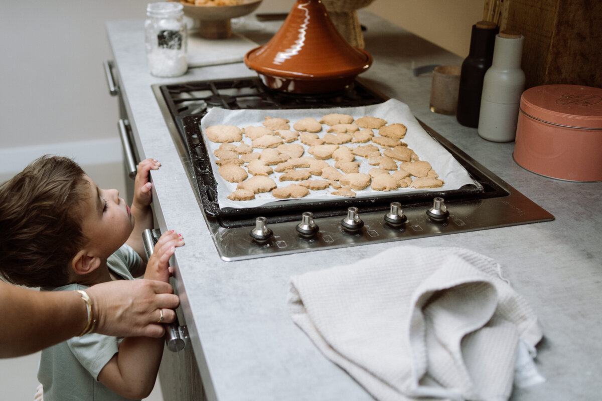 Lifestyle gezinsfotografie tijdens een Homes to Remember-shoot - zijn de koekjes al klaar 