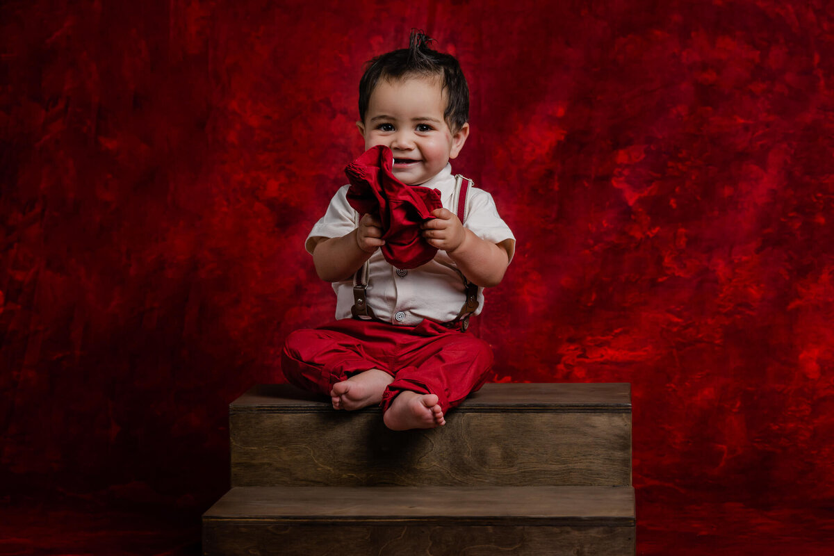 Little boy smiles in one year old kids photography session by Melissa Byrne