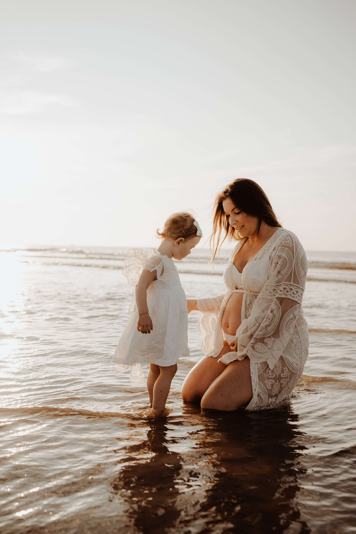 zwangere mama en kindje tijdens een familieshoot op het strand van Nieuwpoort