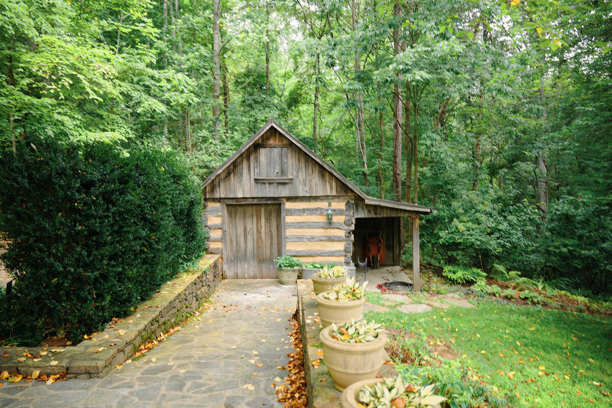 ghost-host-eli-turner-chancellors-rock-virginia-fall-decor-ideas19