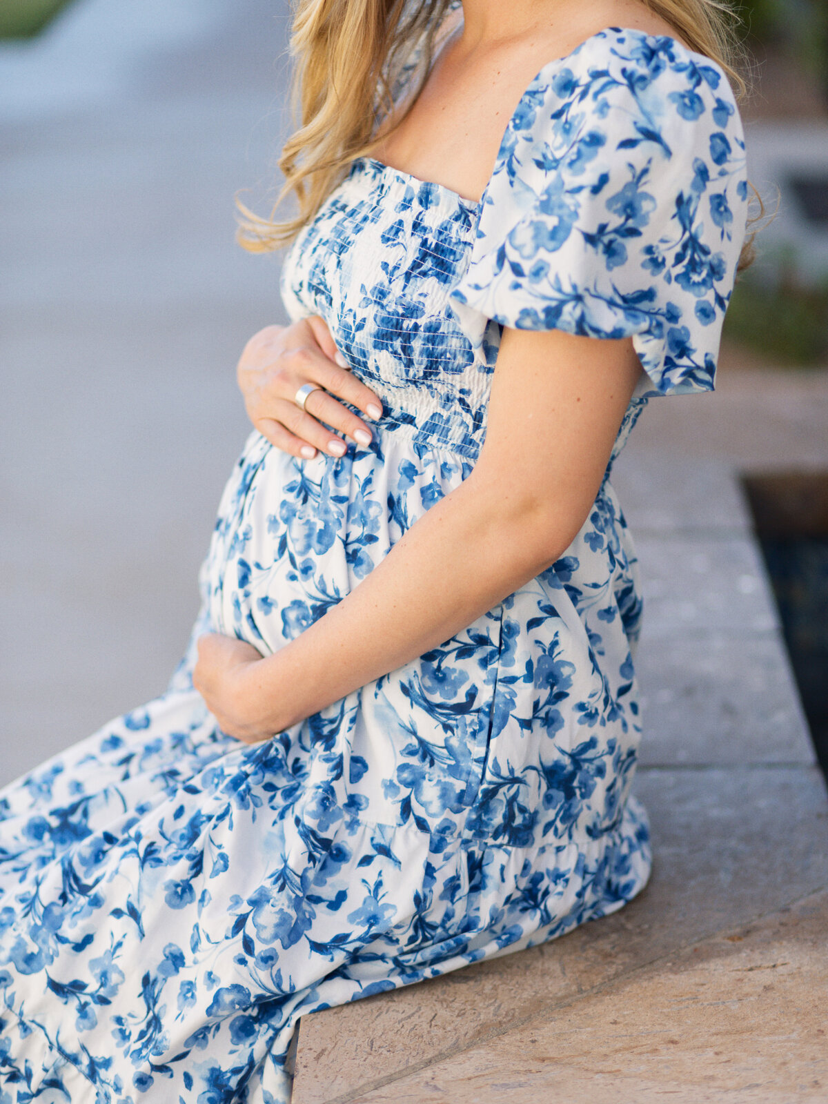 maternity photo of mom in blue floral dress