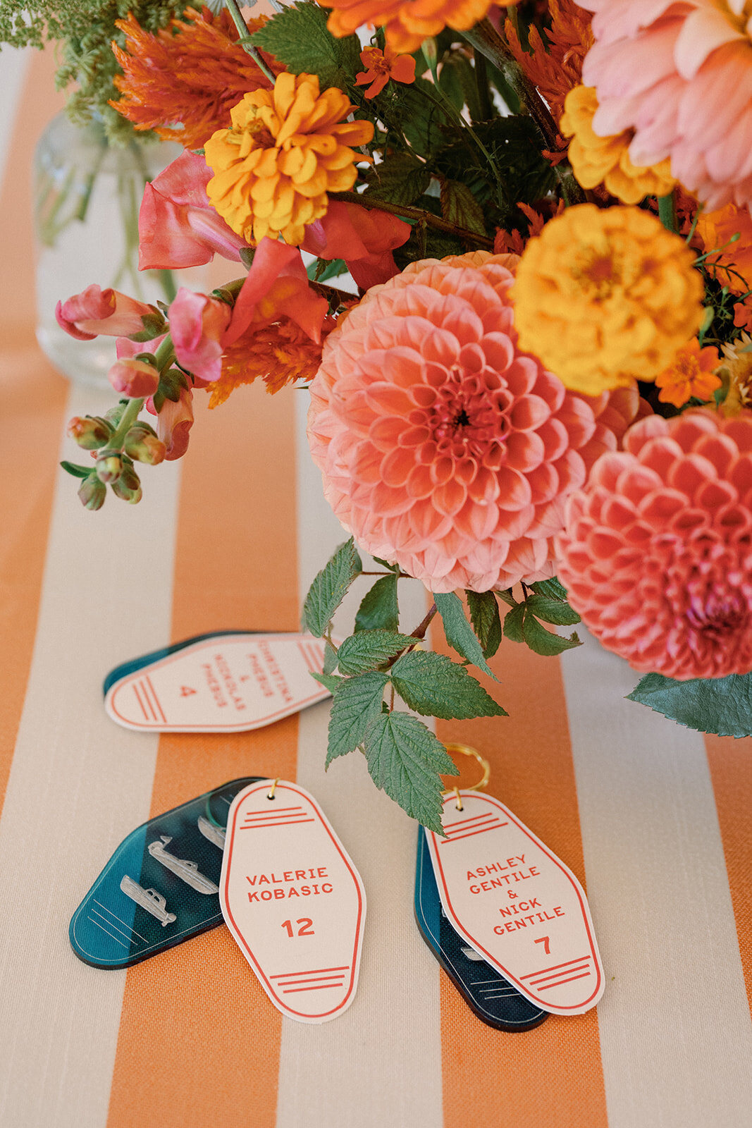 Retro Hotel Key Chain Seating Chart - Verve Event Co. - Laura Rose Photography (1)