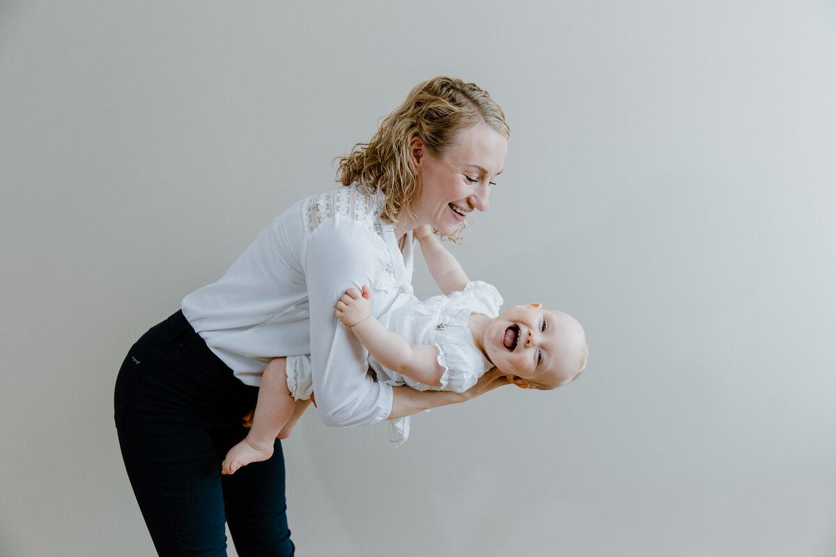 ettårsfoto_Oslo_homesession_jente_fotograf_charlottechristensen_studio_mor_datter_2