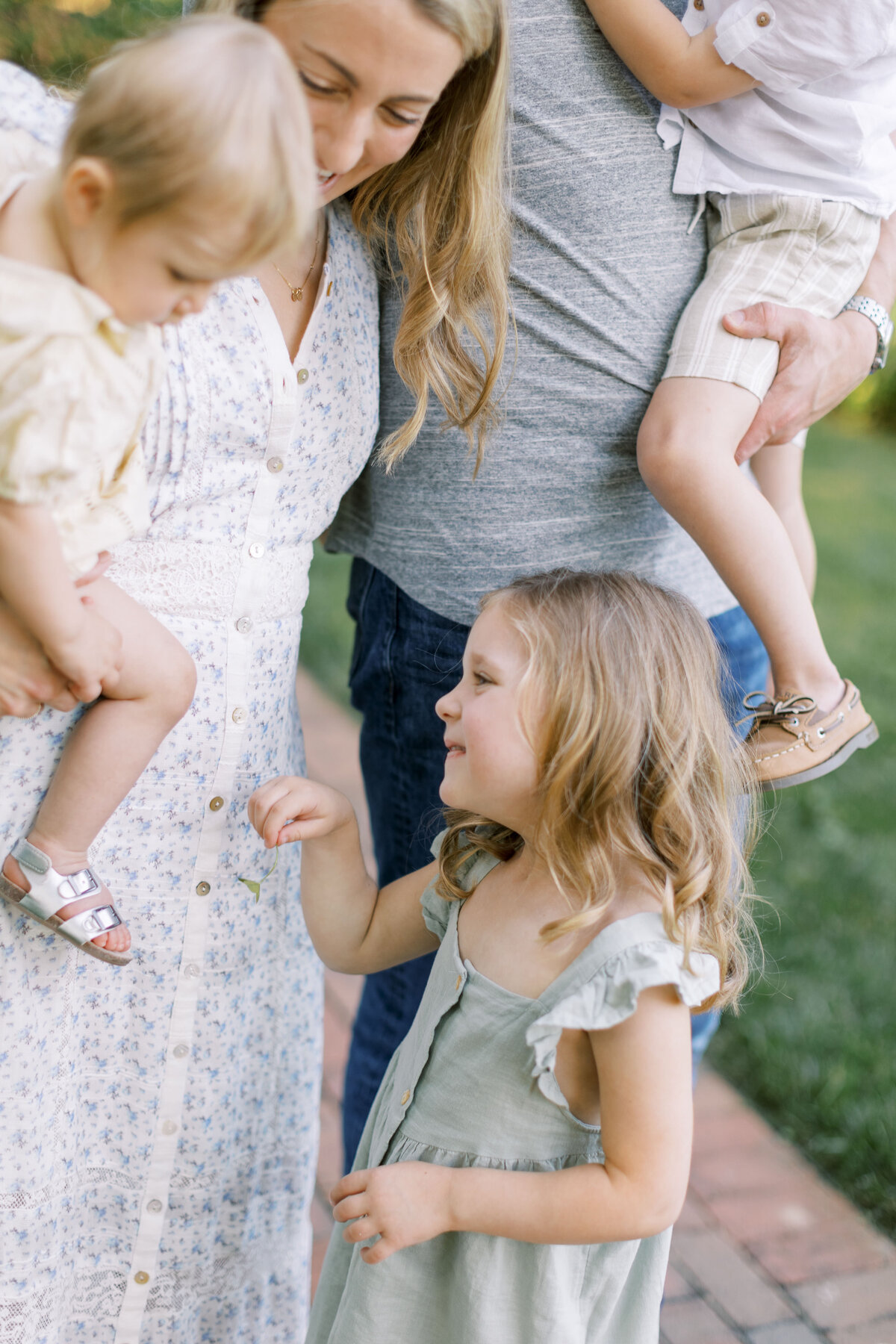 Family portrait session in a Philadelphia park - 5