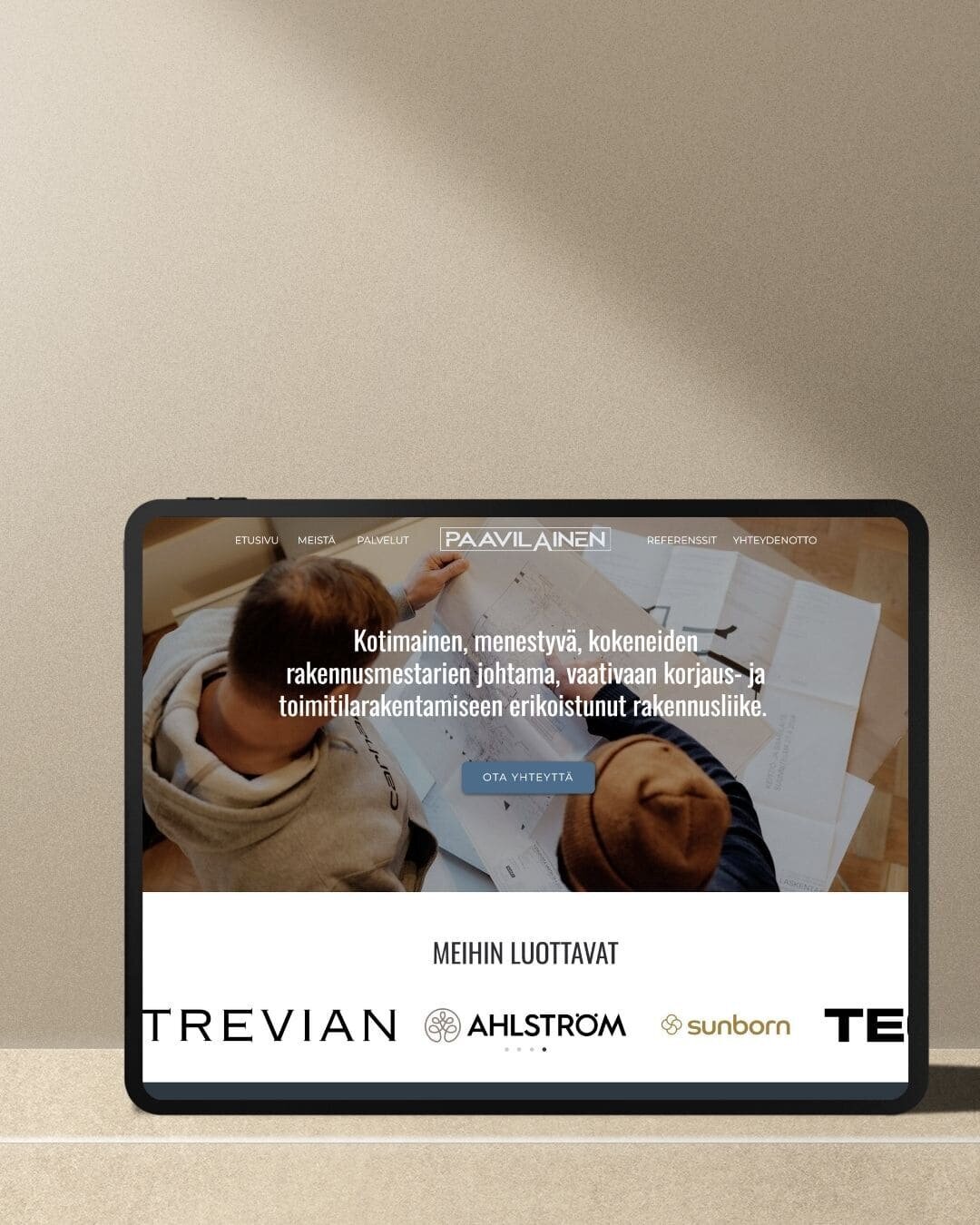 tabletti, minkä näytöltä näkyy rakennusliike paavilaisen nettisivut