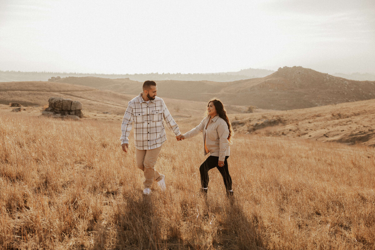 open-field-couple-intimate-riverside-photoshoot