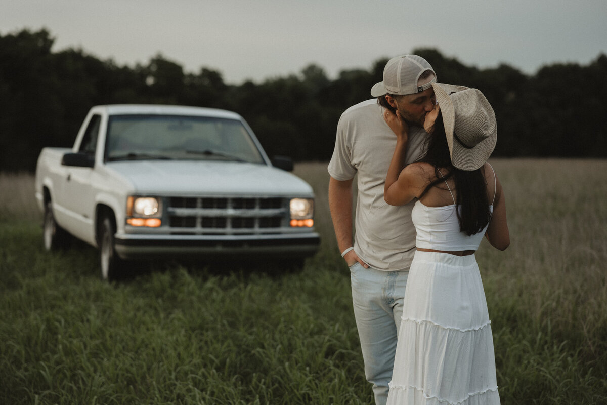Wildflowercouplessessionwithtruck_emilyarwinephoto-124