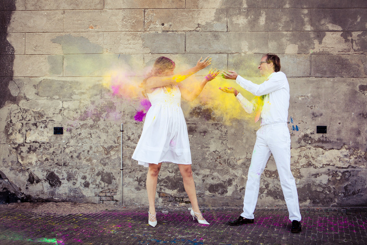 Trek je witte kleding aan en ga gooien met holipoeder tijdens een loveshoot. Copyright Nanda Zee-Fritse | FOTOZEE