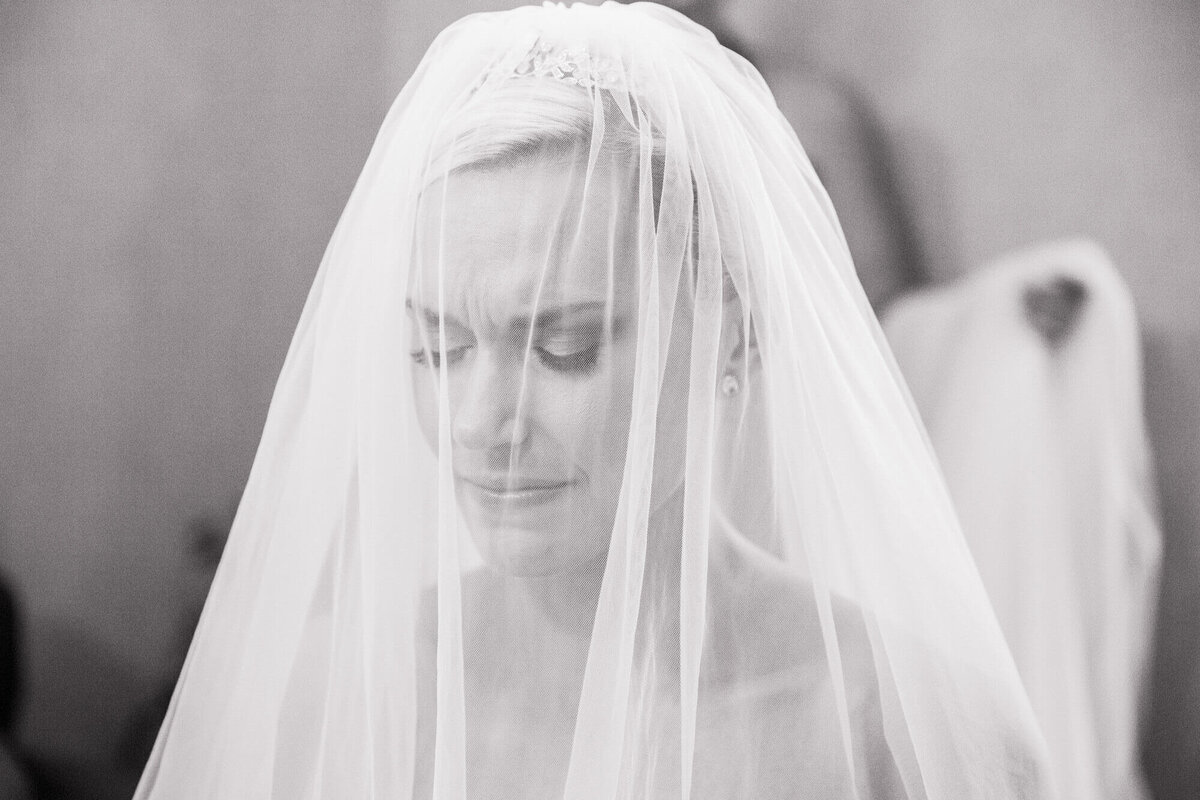 classic-bride-veil-crying