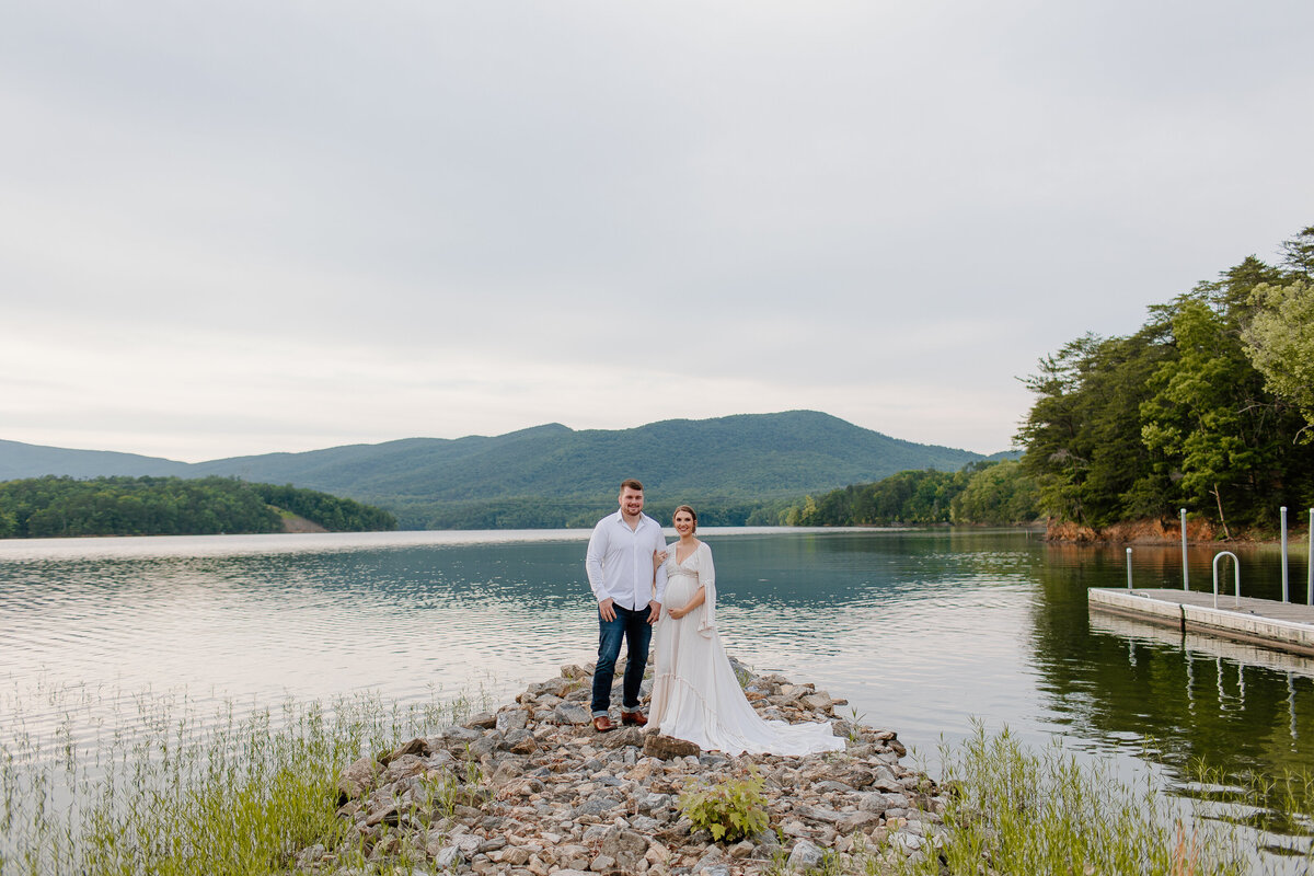 Documentary-Maternity-Session-at-Carvins-Cove-RJ-8 2