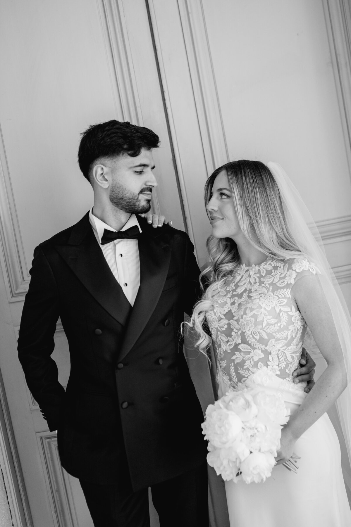 Mariage château de Champlâtreux Paris Photographe couple noir et blanc