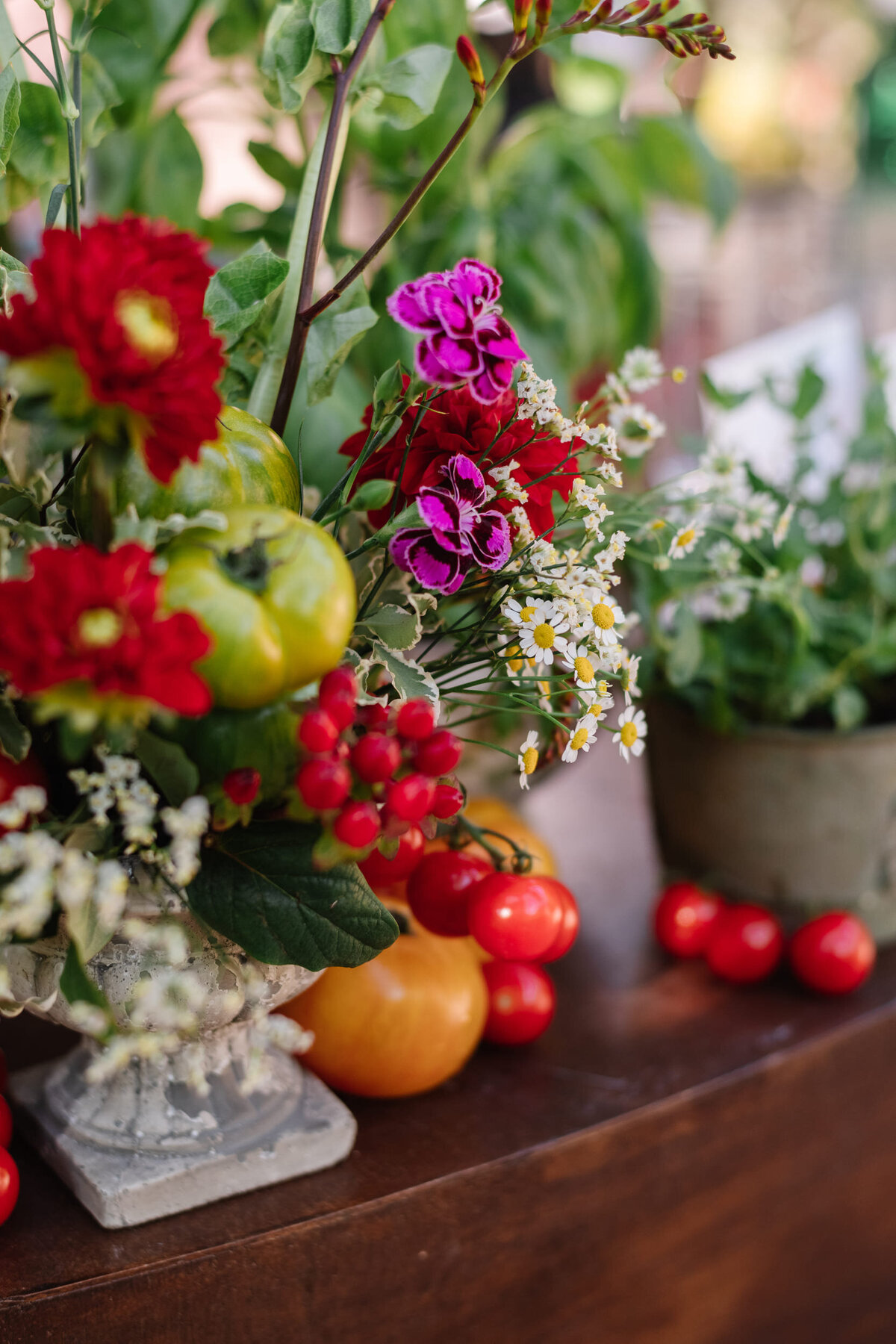Colourful-welcome-dinner-florals