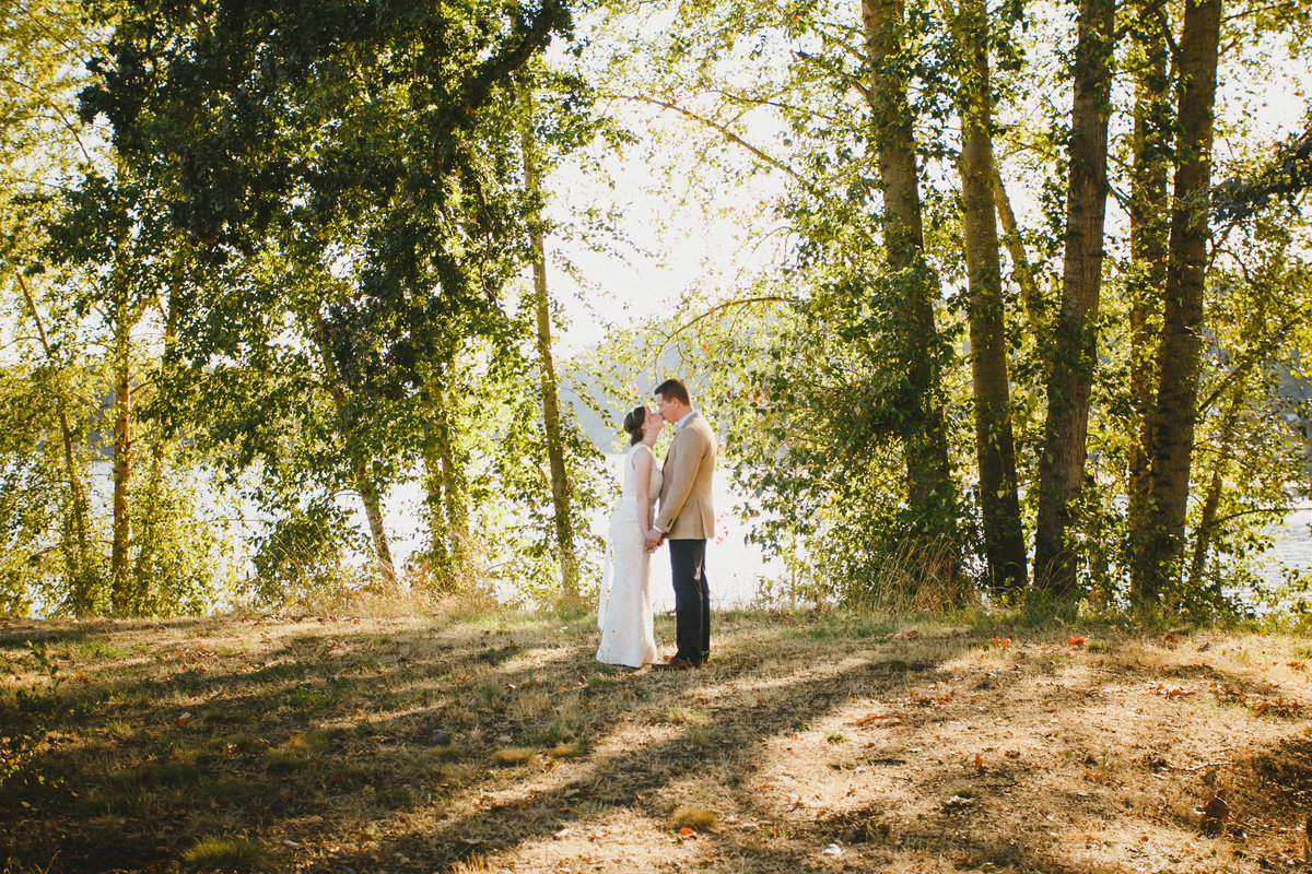 Photo of bride and groom kissing in the center of a field in Oregon | Susie Moreno Photography