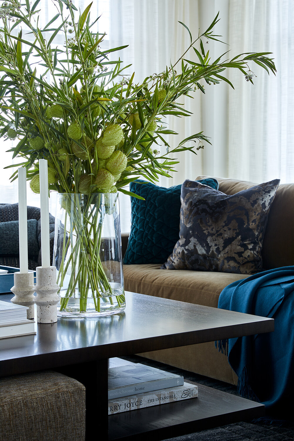 luxe_livingroomdesign_withfreshflorals