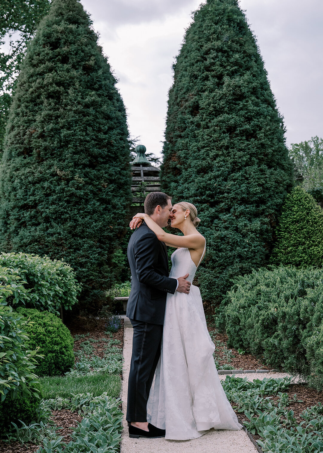 KathleenRob5-3-25GlenstoneGardenVA-VickiGraftonPhotography-746