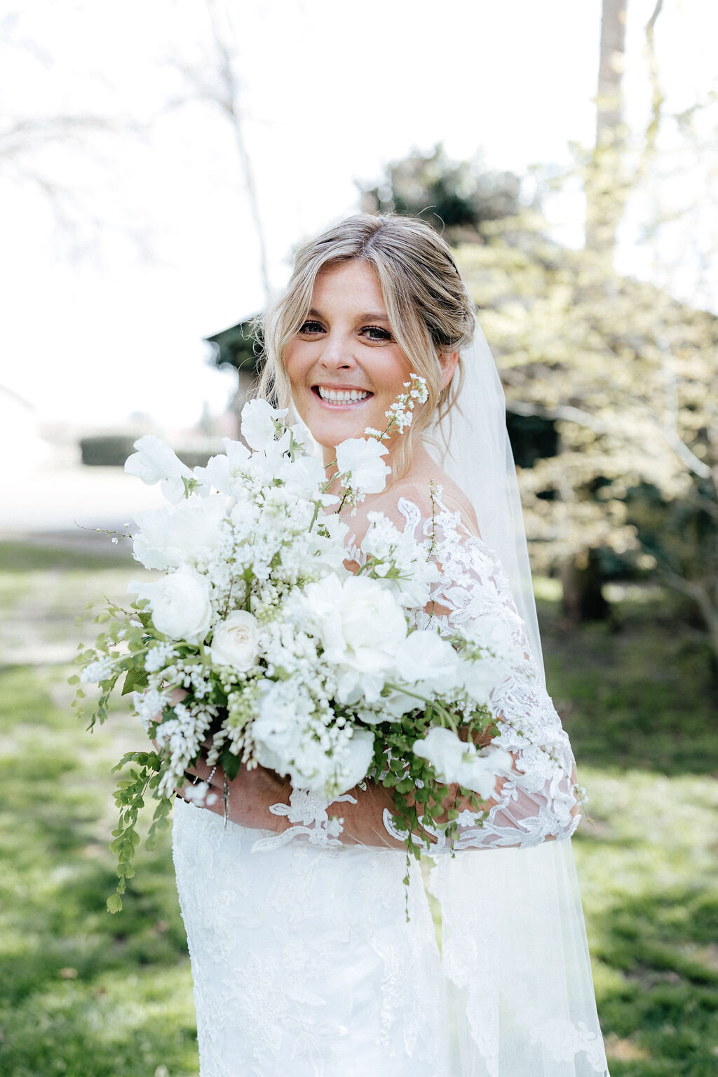 Smiling bride and bouquet | Bella Fleur